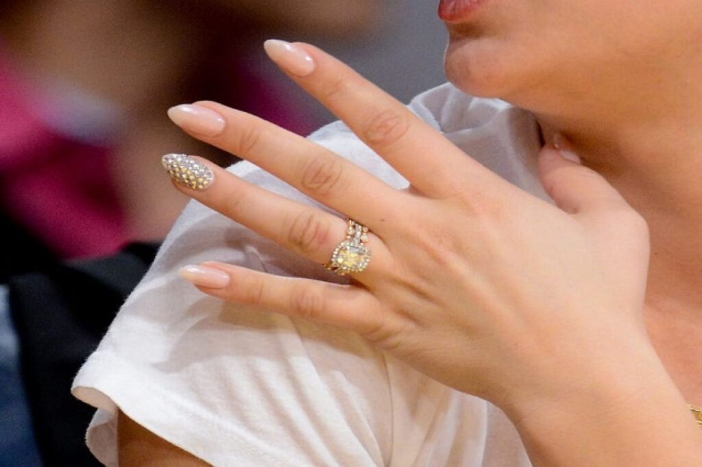 UNGHIE A MANDORLA French a Parma con Nail Art Academy di Natalia Cibizova: la forma di unghie più in voga del momento